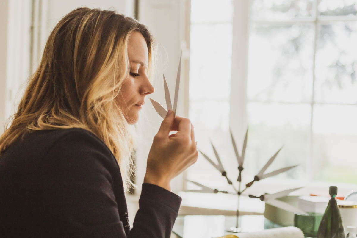 Tiphaine Cogez Cousseau respirant des parfums BRUME ORPIN