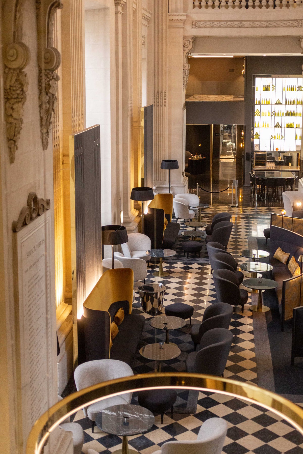 Un salon luxueux parisien
