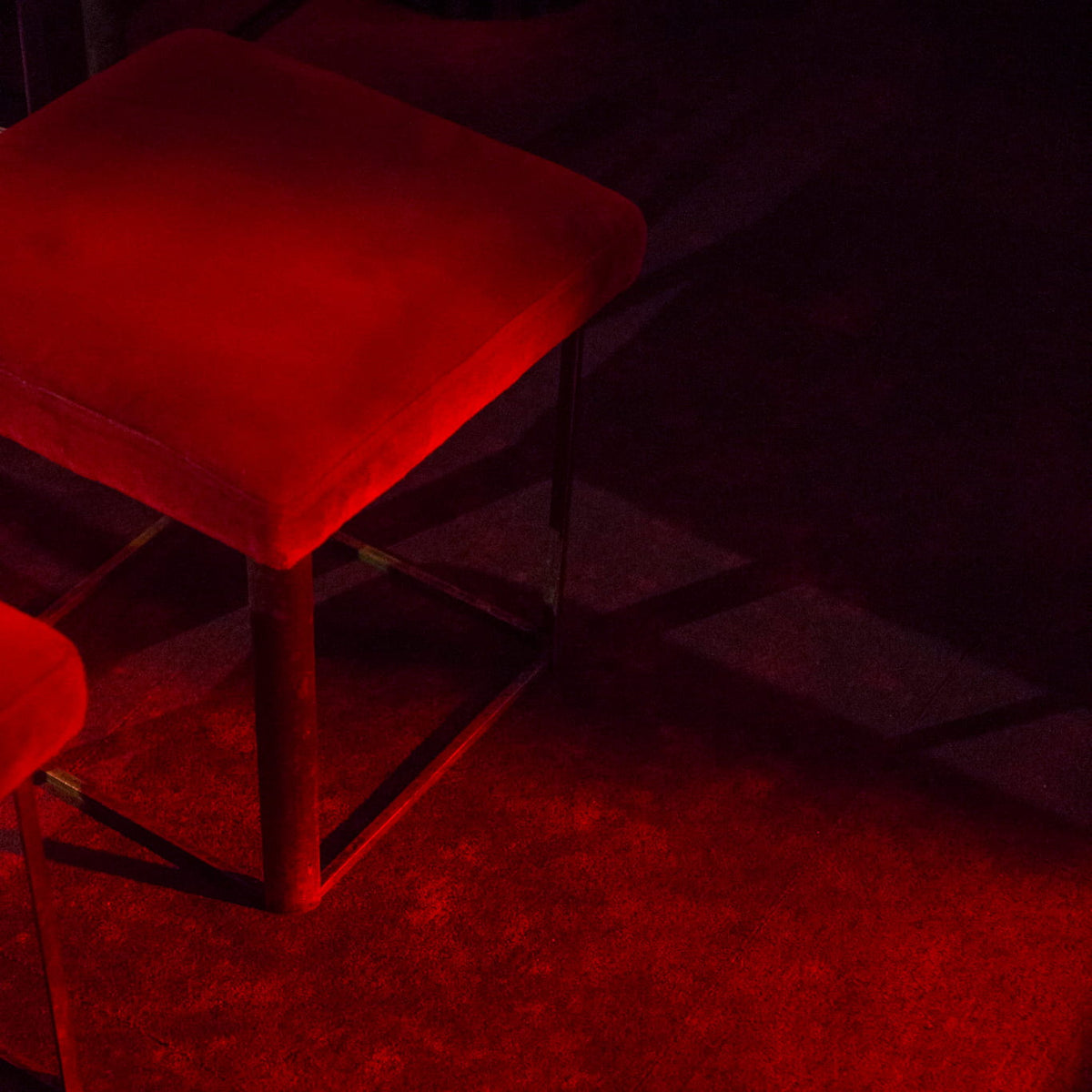 Un tabouret dans un univers rouge